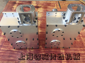 非標定做平面二次包絡環(huán)面蝸桿減速機A